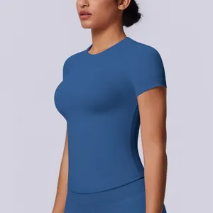 Vista laterale del top da yoga blu senza cuciture ad alta elasticità da donna per fitness