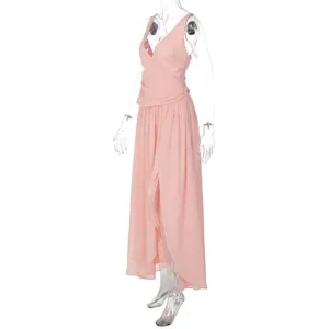 Vista laterale di un elegante abito lungo in chiffon rosa con scollo a V e spacco