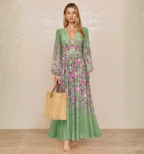 Vue complète d'un mannequin portant une robe longue fleurie verte élégante à manches