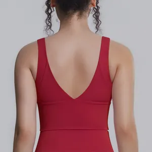 Vista posteriore dettagliata di un reggiseno sportivo da yoga rosso ad alto impatto.