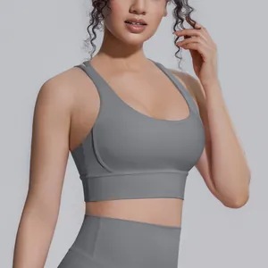 Dettaglio di un reggiseno sportivo grigio antiurto per fitness e yoga ad alta intensità