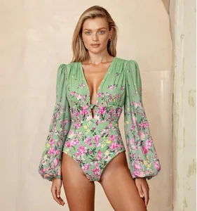 Élégant maillot de bain une pièce à fleurs vertes avec manches bouffantes et décolleté en V