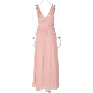 Vista posteriore di un abito lungo in chiffon rosa con dettaglio a strati incrociati