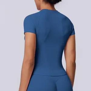 Vista posteriore di una t-shirt sportiva blu senza cuciture con vestibilità aderente