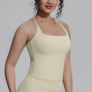 Detailansicht eines professionellen cremefarbenen Sport-Tanktops für Yoga und Fitness.