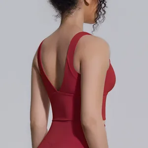 Vista posteriore di un reggiseno sportivo rosso ad alto impatto con scollo a V