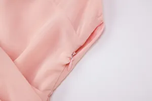 Dettaglio macro della cerniera laterale invisibile di alta qualità su abito in chiffon rosa