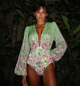 Vue détaillée d'un maillot de bain une pièce vert fleuri avec des manches cloche et col en V