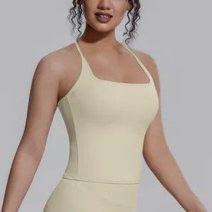 Nahaufnahme eines atmungsaktiven hellgelben Yoga-Tops mit elegantem Rückendesign