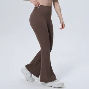 Vue latérale du pantalon de yoga évasé marron à taille haute pour sport et gym
