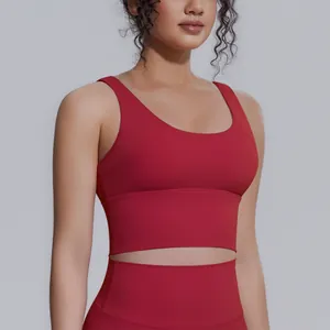Primo piano di un reggiseno sportivo rosso ad alto impatto con larghe spalline per yoga.