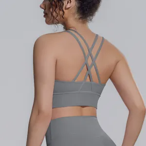 Dettaglio di un reggiseno sportivo grigio con incrocio sulla schiena e leggings