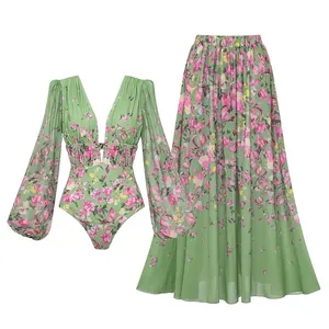 Détail d'un maillot de bain vert à manches longues avec jupe longue fleurie assortie