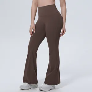 Vue détaillée du pantalon de yoga évasé marron à taille haute et coupe