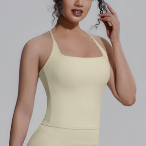 Detail eines cremefarbenen Yoga-Tops mit quadratischem Ausschnitt und Stoff