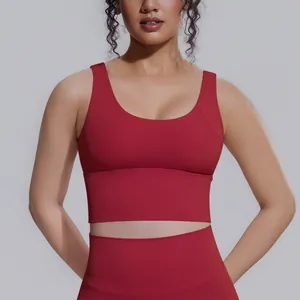 Vista dettagliata del reggiseno sportivo rosso ad alto impatto con spalline larghe
