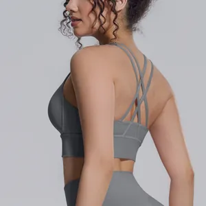 Vista dettagliata del reggiseno sportivo grigio con incrocio sulla schiena per lo yoga.