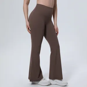 Pantalon de yoga évasé marron à taille haute pour femme, vue latérale détaillée.
