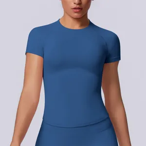 Dettaglio t-shirt da yoga blu senza cuciture, alta elasticità e traspirabilità sportiva.