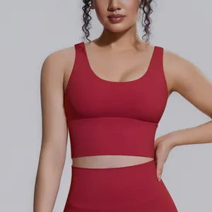 Dettaglio ravvicinato di reggiseno sportivo rosso tinta unita ad alto impatto per yoga