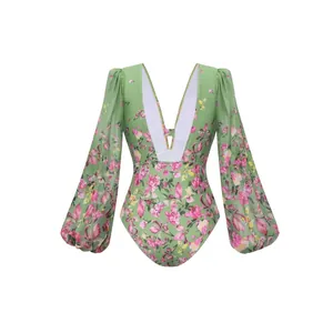 Détail d'un maillot de bain vert à fleurs avec manches lanternes et décolleté en V