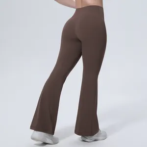 Vue arrière d'un pantalon de yoga évasé marron à taille haute montrant la coupe galbante