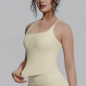 Nahaufnahme des atmungsaktiven Stretch-Stoffs eines cremefarbenen Yoga-Tanktops