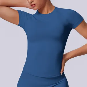 Dettaglio della maglietta a compressione blu senza cuciture per yoga e sport