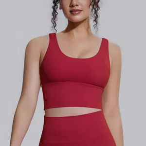 Dettaglio del reggiseno sportivo rosso ad alto impatto con spalline larghe e imbottite.