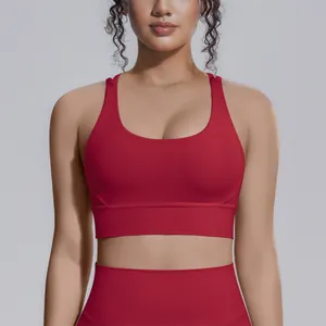 Vista dettagliata di un reggiseno sportivo rosso con incrocio sulla schiena per yoga intensivo
