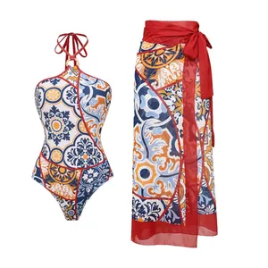 Detailansicht des einteiligen Badeanzugs mit Ethno-Print und passendem rotem Sarong