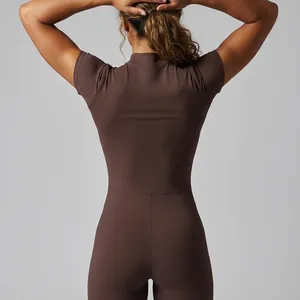 Vista trasera de mono de yoga marrón moka con manga corta y detalles de costura