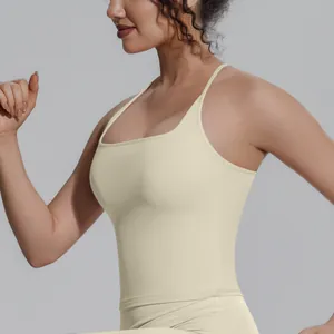 Nahaufnahme eines atmungsaktiven, schmal geschnittenen Yoga-Tanktops in Hellbeige