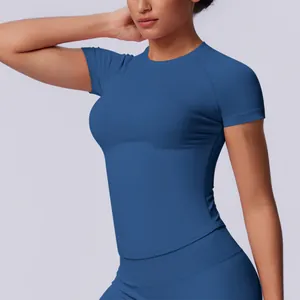 Dettaglio laterale della t-shirt da yoga blu senza cuciture con vestibilità elastica
