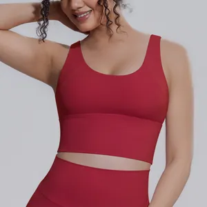 Primo piano del reggiseno sportivo rosso ad alto impatto per attività di yoga e fitness.