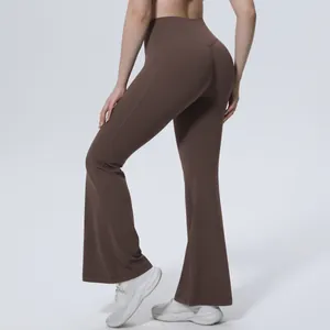 Vue détaillée d'un pantalon de yoga évasé marron à taille haute montrant la coupe