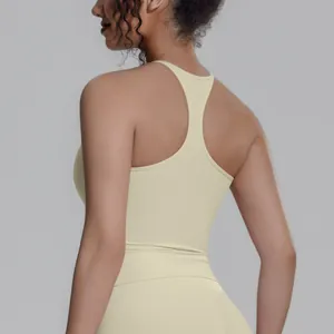Detailansicht der Rückseite des atmungsaktiven Racerback-Yoga-Tops in Gelb