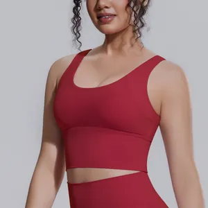 Vista dettagliata di un reggiseno sportivo rosso ad alto impatto con spalline larghe.