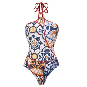 Ethno-Badeanzug mit mediterranem Fliesenmuster und schickem Neckholder-Ring-Detail