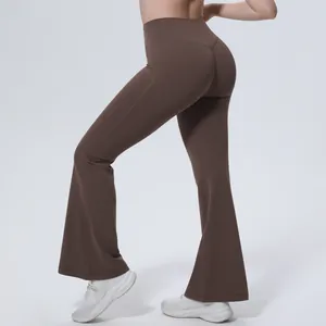 Pantalon de yoga évasé marron foncé à taille haute avec effet push-up et tissu respirant.