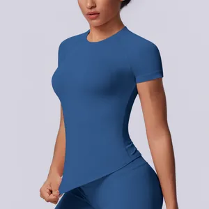Dettaglio ravvicinato di una t-shirt da yoga sportiva blu senza cuciture da donna