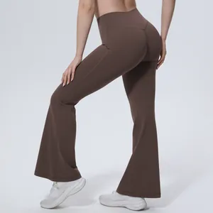 Vue détaillée du pantalon de yoga évasé à taille haute de couleur marron foncé riche.