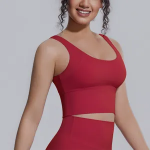 Inquadratura dettagliata del reggiseno sportivo rosso ad alto impatto per yoga e fitness
