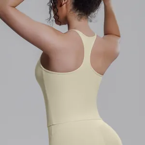 Detailansicht des Racerback-Designs an einem blassgelben, atmungsaktiven Yoga-Top