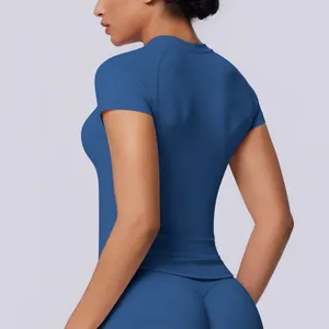Vista posteriore dettagliata di una t-shirt sportiva blu senza cuciture per yoga e palestra