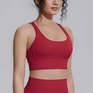 Primo piano di reggiseno sportivo rosso scuro antiurto per yoga con schiena incrociata.