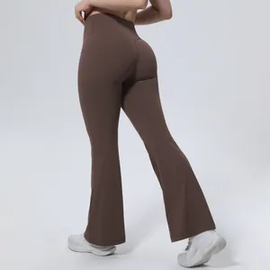 Vue arrière détaillée du legging de yoga évasé marron à taille haute pour femme