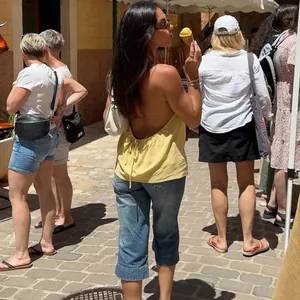 Vista dettagliata del design schiena scoperta con laccetti regolabili di un top giallo