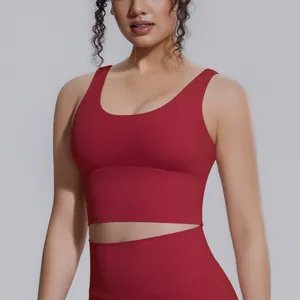 Dettaglio di un reggiseno sportivo rosso ad alto impatto per yoga e fitness femminile