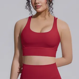 Vista dettagliata di un reggiseno sportivo rosso ad alto impatto con retro incrociato